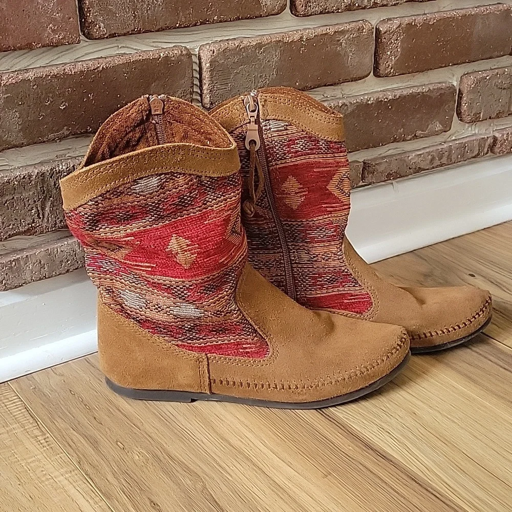 Minnetonka Booties Size 8 - Picture 2 of 11